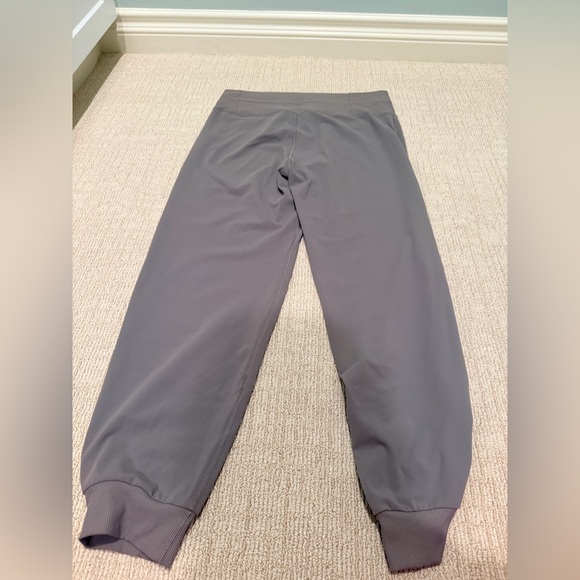 Vuori Women's Daily Jogger. Size Large. Color Smoke. Great Condition. - Picture 7 of 7